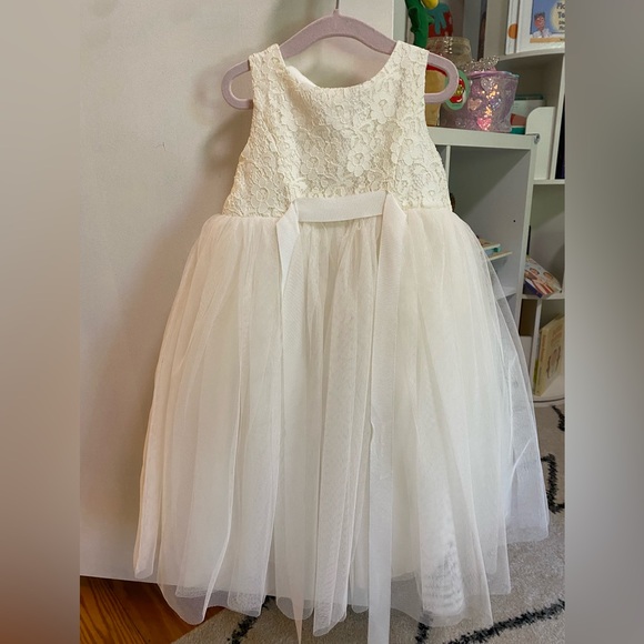 David's Bridal Toddler off-white 2T flower girl dress and large satin bow belt - Picture 1 of 9